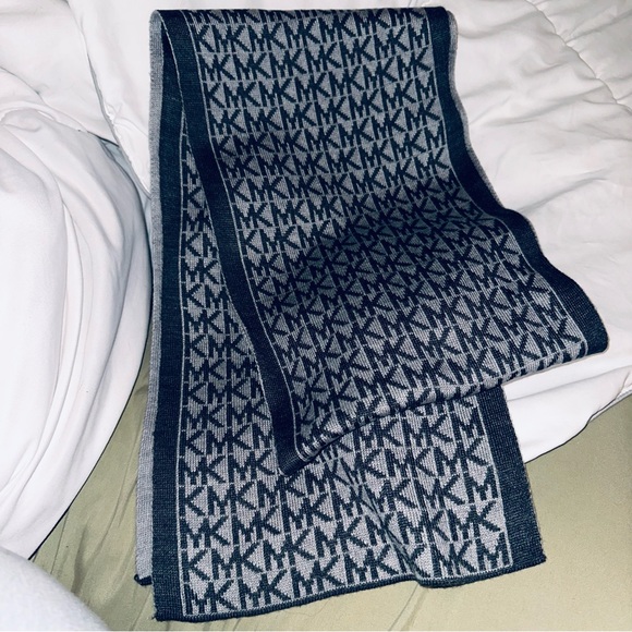 Michael Kors scarf set - Picture 2 of 7